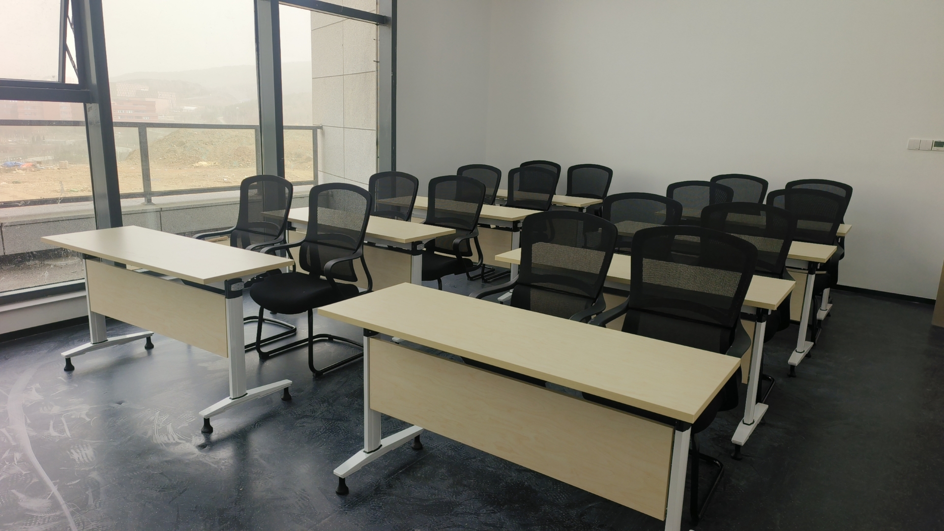 
                                    大連英歌石科學城培訓室